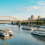 Річковий транспорт у Дніпрі 2026 розклад катерів та річкових трамваїв на фоні міста