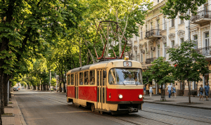 Трамвай №5 в Одесі рухається Французьким бульваром до пляжу Аркадія у сонячний літній день