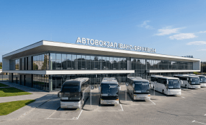 Головна будівля Центрального автовокзалу в Івано-Франківську з припаркованими рейсовими автобусами.