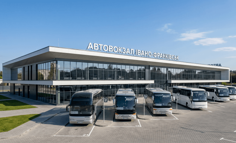 Головна будівля Центрального автовокзалу в Івано-Франківську з припаркованими рейсовими автобусами.